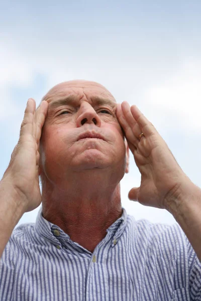 Retrato Hombre Mayor Con Las Manos Cabeza — Foto de Stock