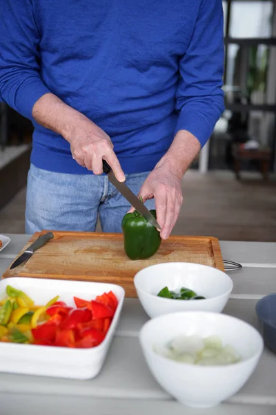 Hombre Que Corta Una Pimienta Verde Con Cuchillo Cocina — Foto de Stock