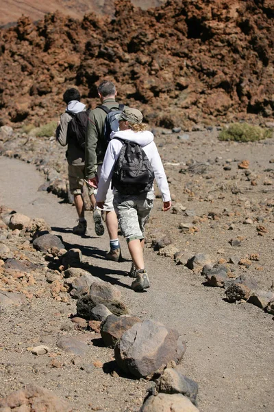 Homens Mulheres Andando Com Mochila Caminhadas — Fotografia de Stock