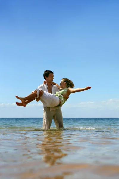 Hombre Que Lleva Novia Sonríe Agua Hasta Mar —  Fotos de Stock