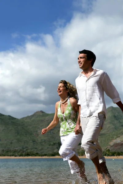 Couple Souriant Dans Eau Coulent Ensemble Profil Mer — Photo