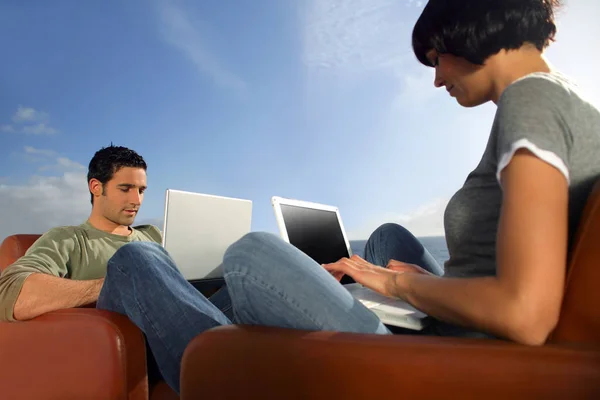 Homem Sentado Uma Poltrona Terraço Frente Laptop Mulher Sentado — Fotografia de Stock