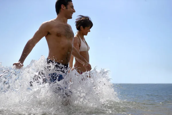 Couple Souriant Maillot Bain Dans Eau Coulent Ensemble Vers Profil — Photo