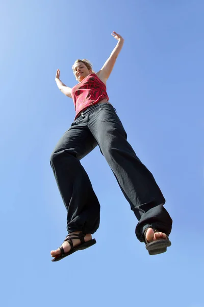 Женщина Прыгает Воздух Лицом — стоковое фото