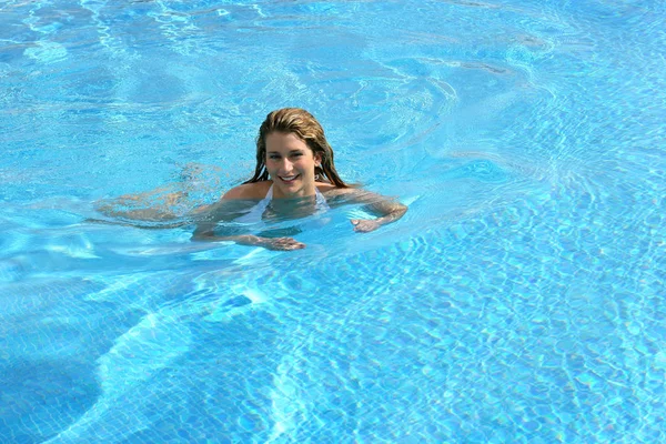 Mujer Sonriente Nadando Frente Piscina — Foto de Stock