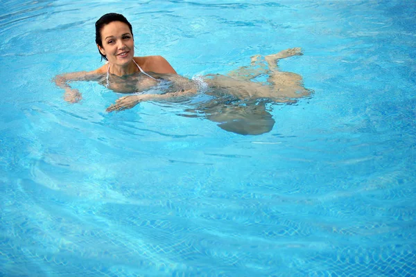 Une Femme Souriante Nageant Dans Eau Bord Piscine — Photo