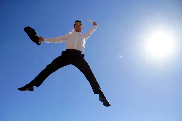 Мужчина Костюме Пуховиком Прыгает Воздух Лицом — стоковое фото