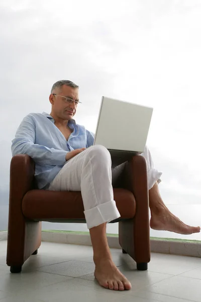 Man Zittend Een Fauteuil Het Terras Met Laptop Terug Naar — Stockfoto