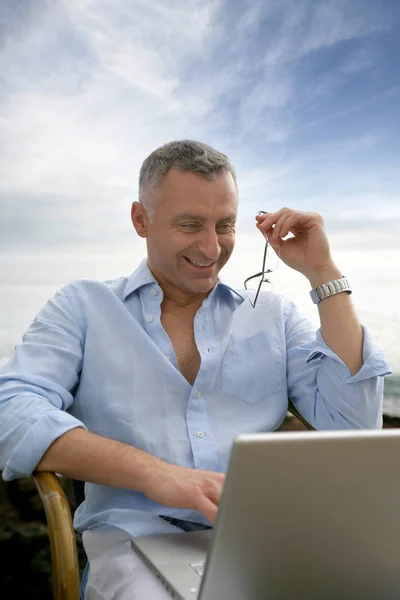 Leende Man Med Laptop Tillbaka Till Havsprofilen — Stockfoto