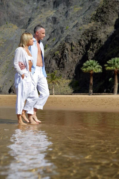 Pareja Caminando Perfil Del Agua Del Mar — Foto de Stock