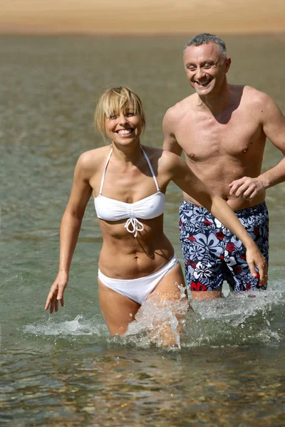 Pareja Sonriendo Mar Corriente Frente Del Agua — Foto de Stock