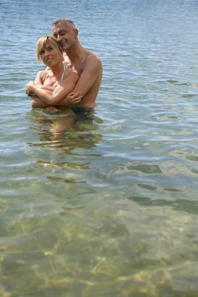 Retrato Sonriente Pareja Baño Frente Del Mar — Foto de Stock