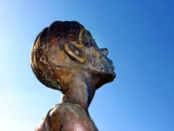Statua Una Giovane Donna Cielo Blu — Foto Stock