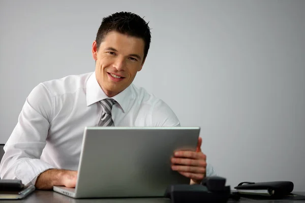 Man Glimlachend Voor Een Laptop — Stockfoto