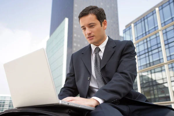 Mann Anzug Mit Laptop Vor Gebäuden — Stockfoto
