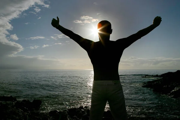 Homem Levantando Braços Frente Mar Sol — Fotografia de Stock