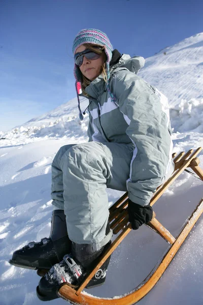 Jeune Femme Assise Sur Traîneau Dans Neige — Photo