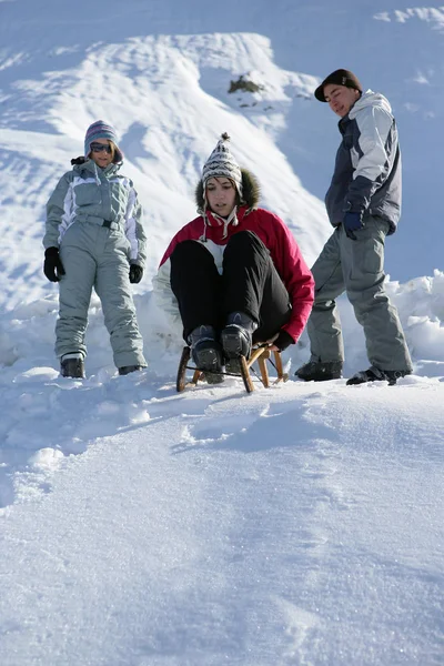 Mujer Joven Que Hace Manga Nieve —  Fotos de Stock