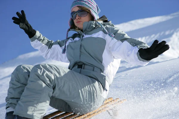 Junge Frau Beim Schlittenfahren Schnee — Stockfoto