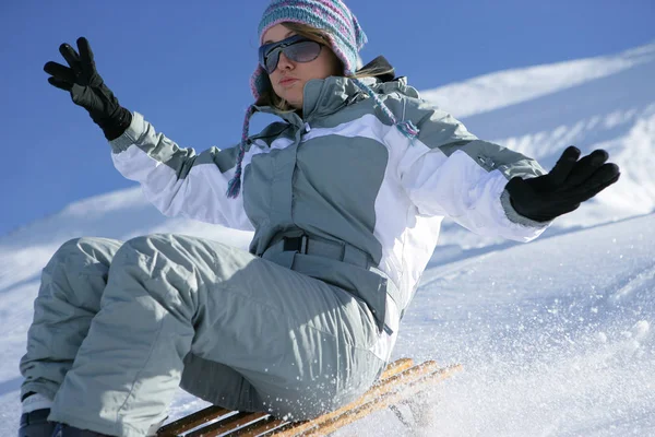 Jovem Mulher Fazendo Trenó Neve — Fotografia de Stock