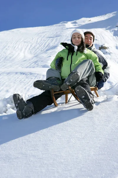 Young Man Woman Sled Snow — Stock Photo, Image