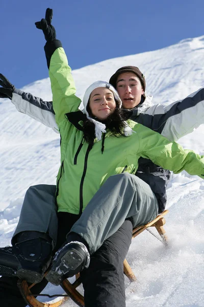 Jeune Homme Femme Traîneau Dans Neige — Photo