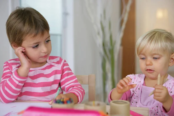 Πορτρέτο Δύο Μικρών Κοριτσιών Που Κάθονται Ένα Γραφείο Χρωματιστά Μολύβια — Φωτογραφία Αρχείου