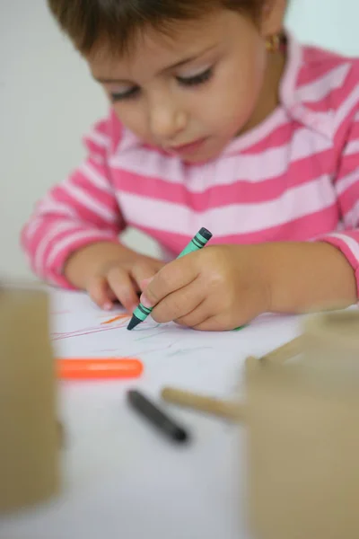 Little Girl Kolorowanki Kredki Odważny Kolor — Zdjęcie stockowe