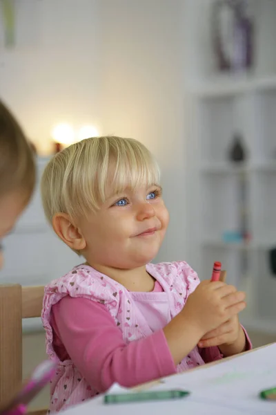 Egy Mosolygós Lány Arcképe Merész Színes Ceruzákkal Kezében — Stock Fotó