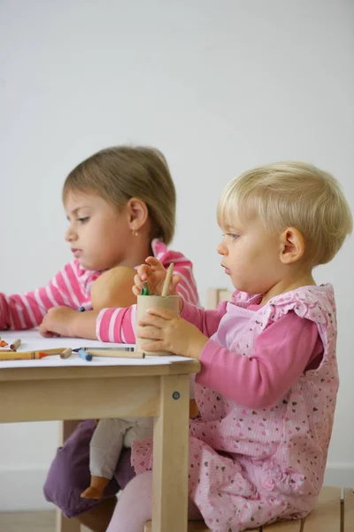 Κορίτσια Που Κάθονται Ένα Γραφείο Χρωματίζοντας Χρωματιστά Μολύβια Γράσο — Φωτογραφία Αρχείου