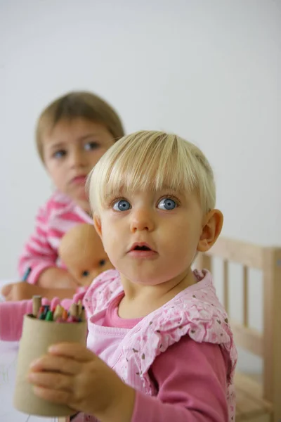 Retrato Uma Menina Com Caranguejos — Fotografia de Stock