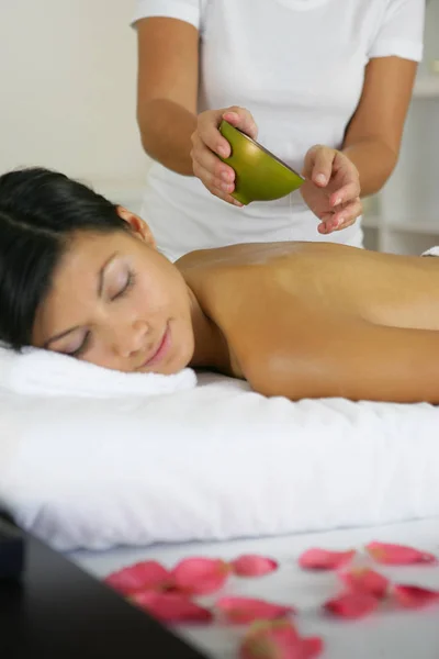 Mulher Derramando Óleo Massagem Parte Trás Uma Mulher Nua Deitada — Fotografia de Stock