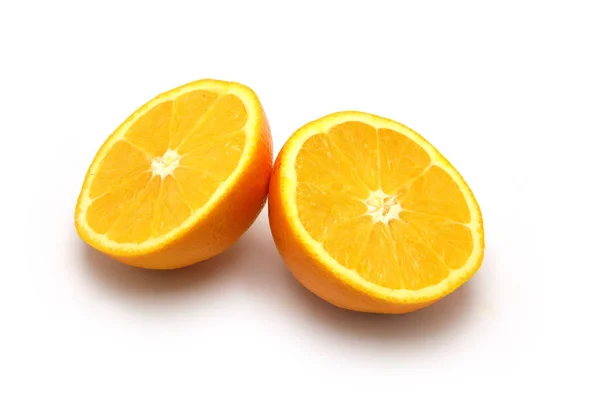 切成两半在白色背景上的橙色 — 图库照片