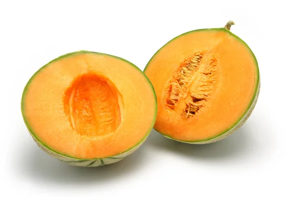 Melon Dipotong Setengah Pada Latar Belakang Putih — Stok Foto
