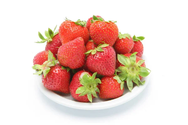 Erdbeeren Auf Einem Teller Auf Weißem Hintergrund — Stockfoto