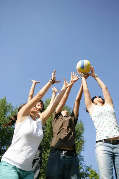 Young Boys Girls Playing Volleyball — Stock Photo, Image