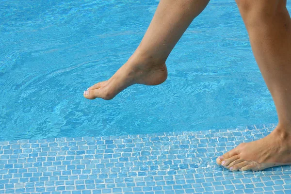 Voeten Van Een Vrouw Bij Het Zwembad — Stockfoto