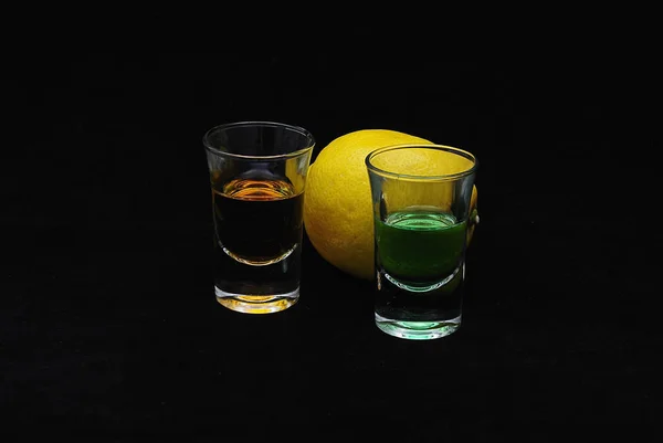 Dos Vasos Tequila Sobre Fondo Negro — Foto de Stock