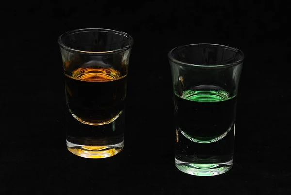 Zwei Gläser Whisky Auf Schwarzem Hintergrund — Stockfoto