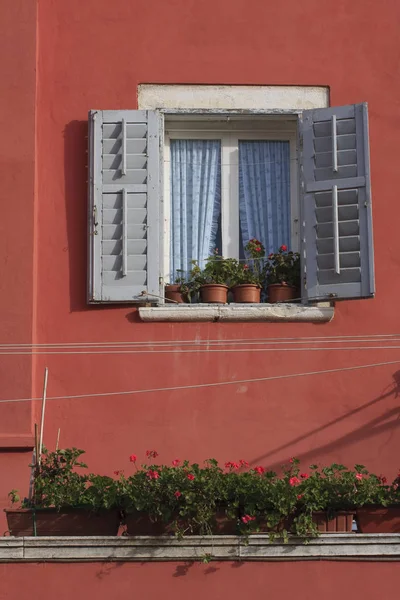 Vörös Ház Homlokzat Rovinj — Stock Fotó