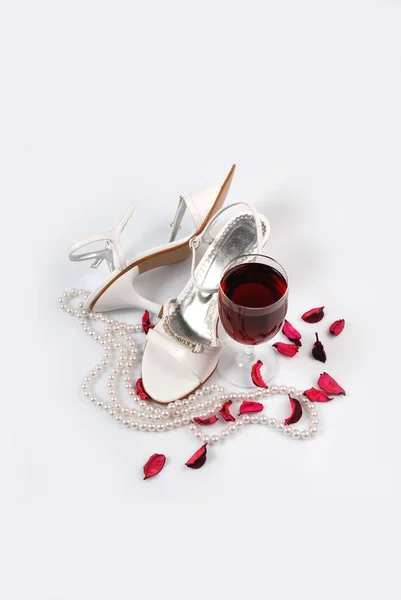 Бокал Вина Женская Обувь Ожерелье Белом Фоне — стоковое фото