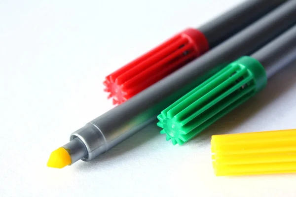 白い背景に描かれた色鉛筆は — ストック写真