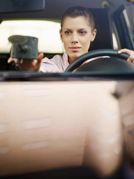 Donna Che Digita Sul Gps Focus Selettivo Spazio Copia — Foto Stock