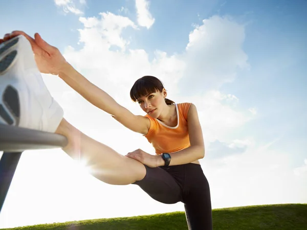 Donna Che Stretching All Aperto Tramonto Vista Angolo Basso Spazio — Foto Stock