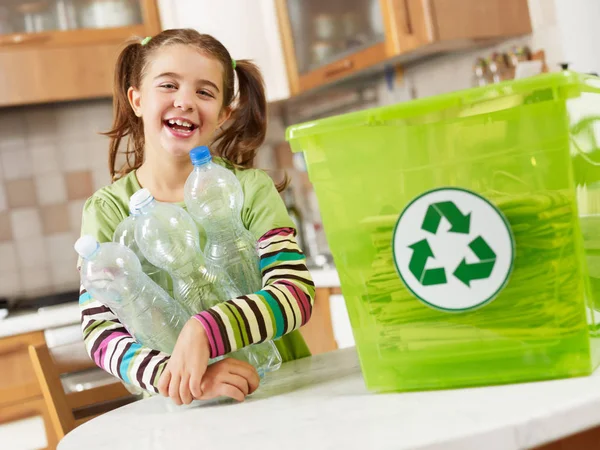 Chica Mirando Cámara Sosteniendo Botellas Plástico Para Reciclaje —  Fotos de Stock