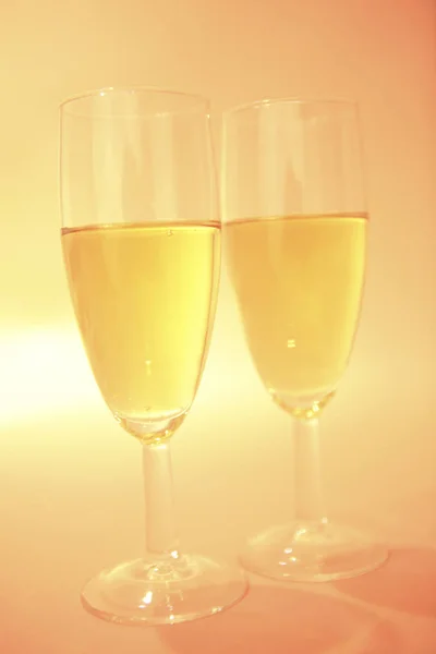 Deux Verres Champagne Sur Fond Clair — Photo