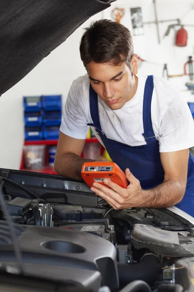 Mechanic Leaning Bonnet Tester Equipment Looking Camera — Stock Photo, Image