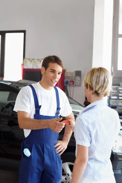 Zadní Pohled Ženu Která Dává Kreditní Kartu Mechanikovi Kopírovat Místo — Stock fotografie