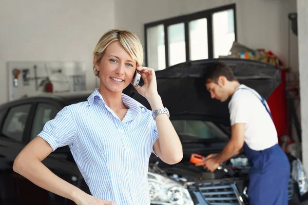 Ritratto Cliente Donna Che Parla Telefono Cellulare Officina Riparazione Auto — Foto Stock