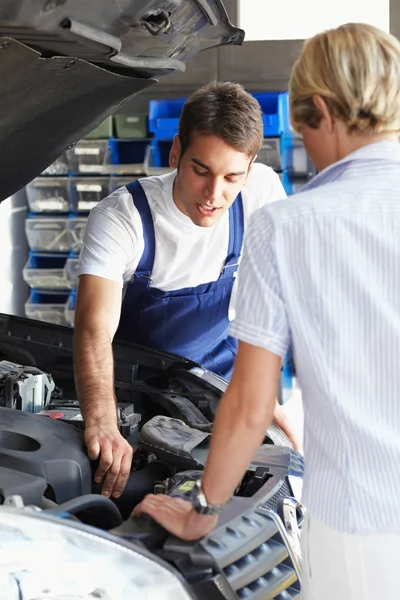 Mecánico Hablando Con Cliente Femenino Taller Reparación Automóviles — Foto de Stock